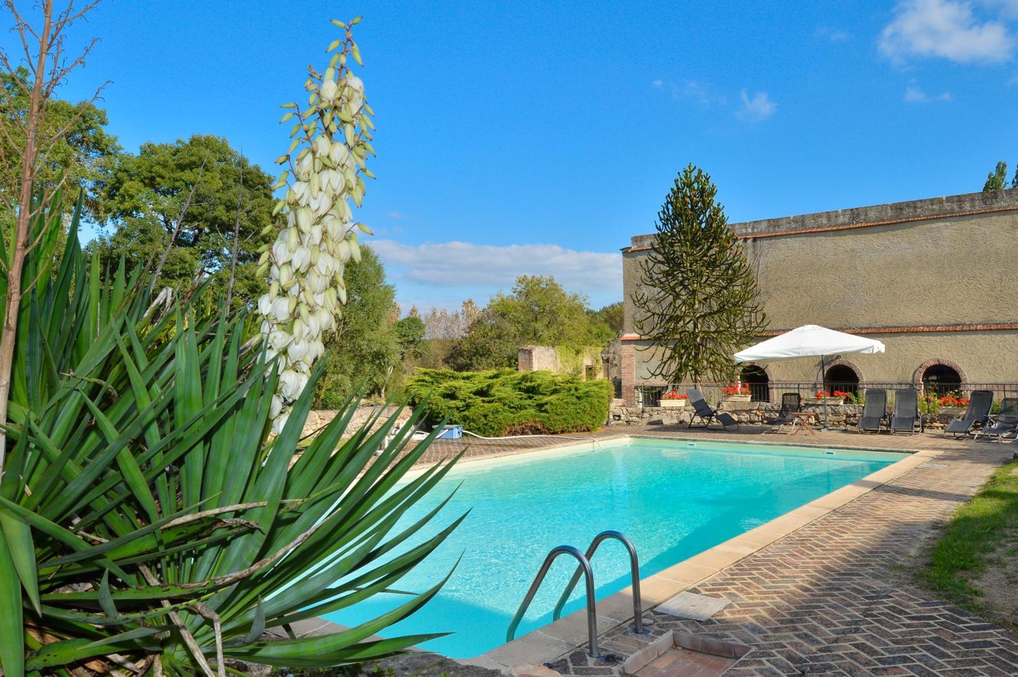 Domaine De La Courbe Hotel & Spa Le Lude Exterior photo
